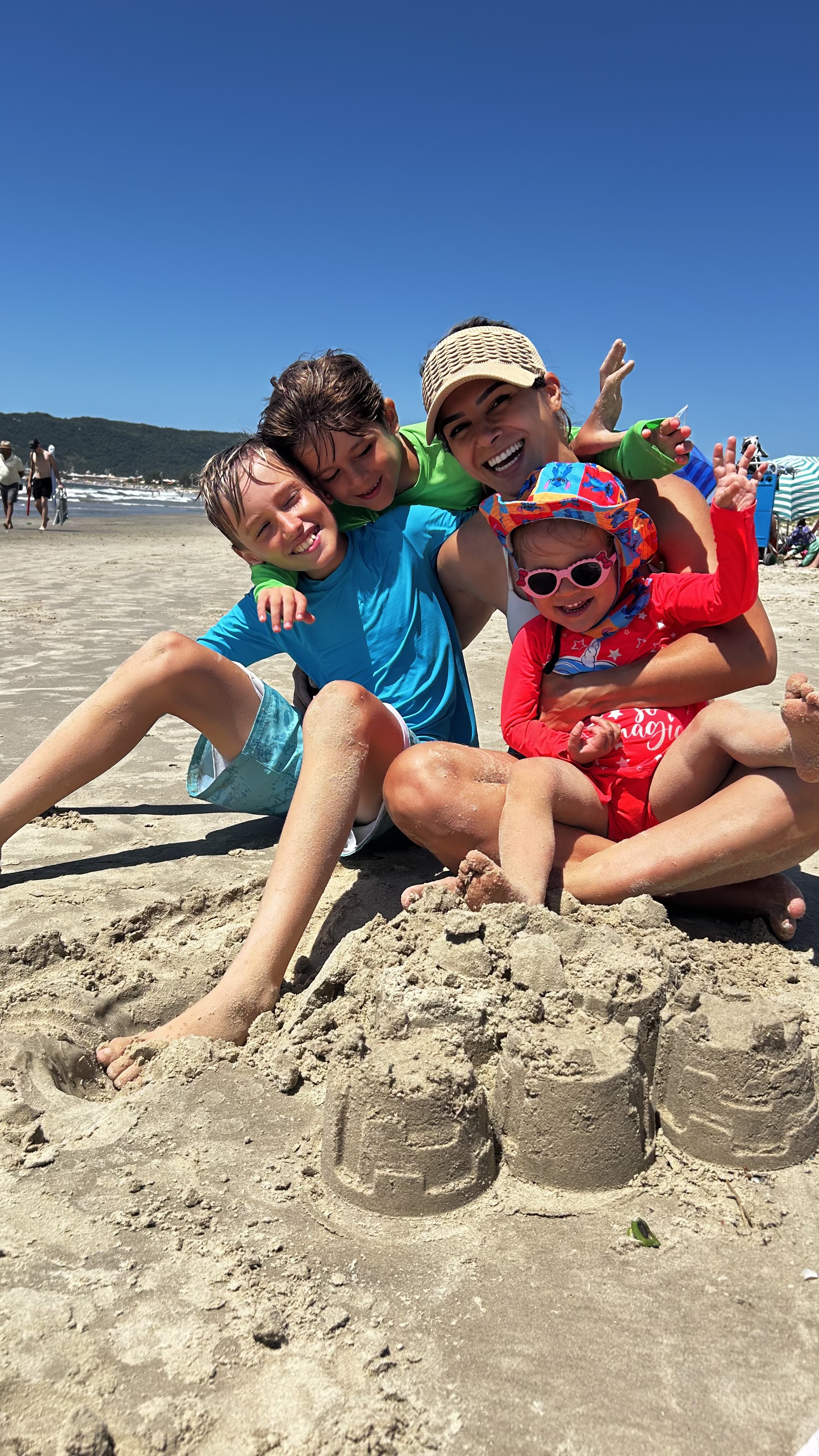Vanessa Lessa com seus três filhos na praia